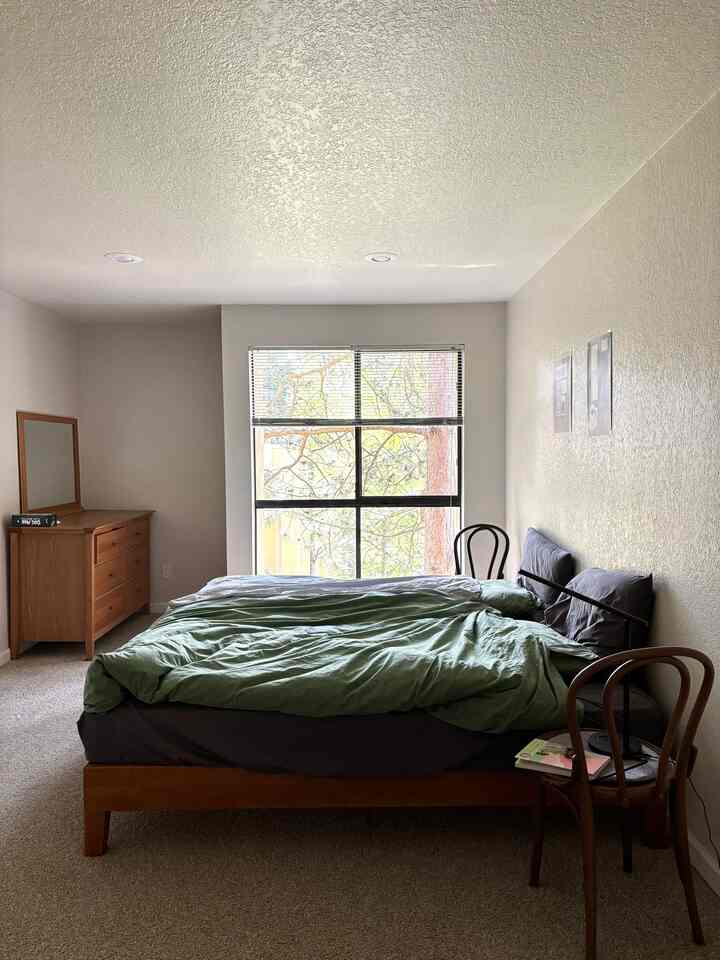 Could you tell me how to organize bedding??
I still love green 💚💚💚

#organizing #organizebedding #bedroom #greeninterior #cozyroom #cozybedroom 