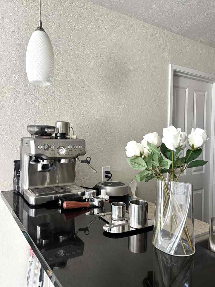 My favorite items — a perfect harmony of stainless steel and wood!

#Breville870 #breville #coffeemachine #coffeecup #coffeetable #homecafe 