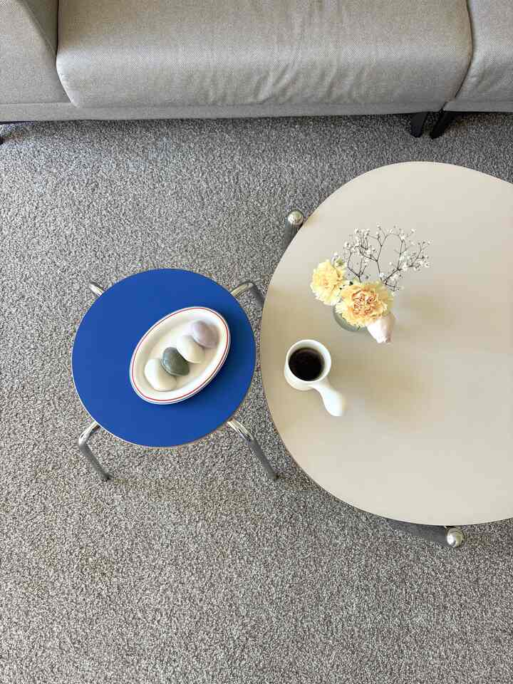 Snack time on my favorite stool!💙💙💙

#stoole #blueinterior #colorofhouse #colorinterior 