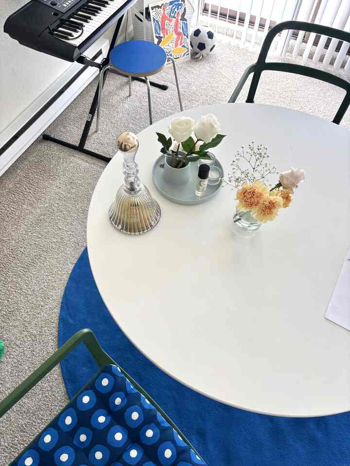 Blue goes really well with flowers! 💙💙🌸🌸

#stoole #blueinterior #colorofhouse #colorinterior #livingroom