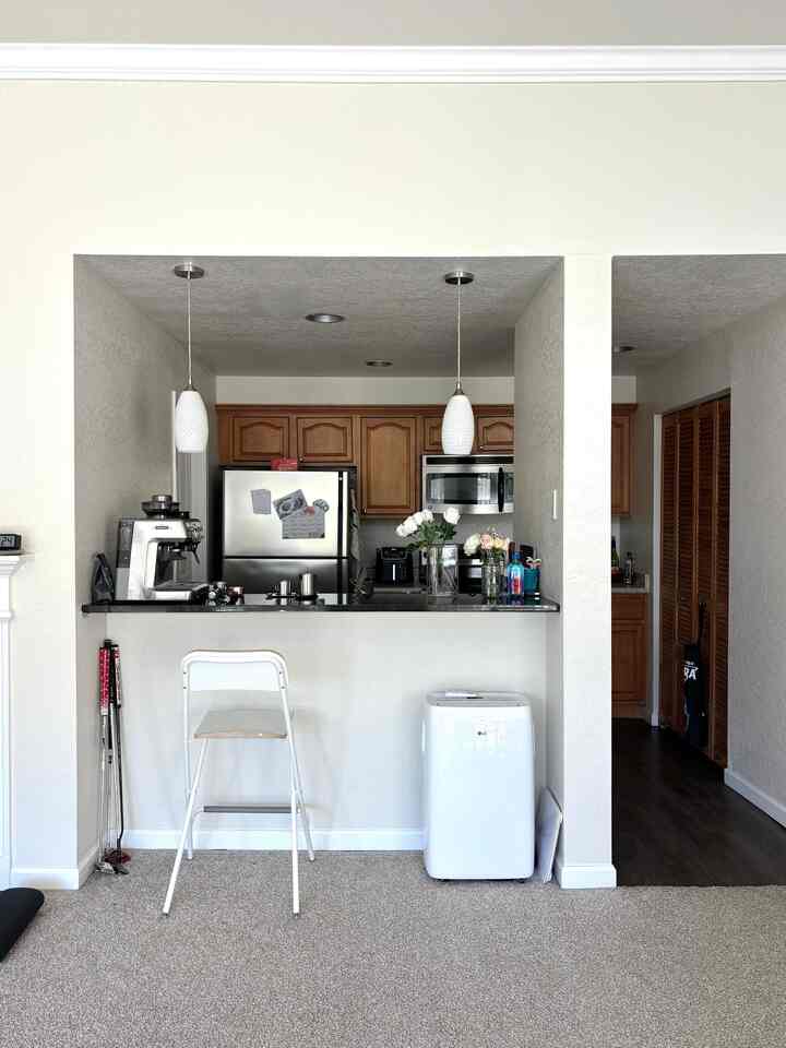 My little kitchen.

#kitchen #barstool #ikea #coffeemachine #coffeezone 