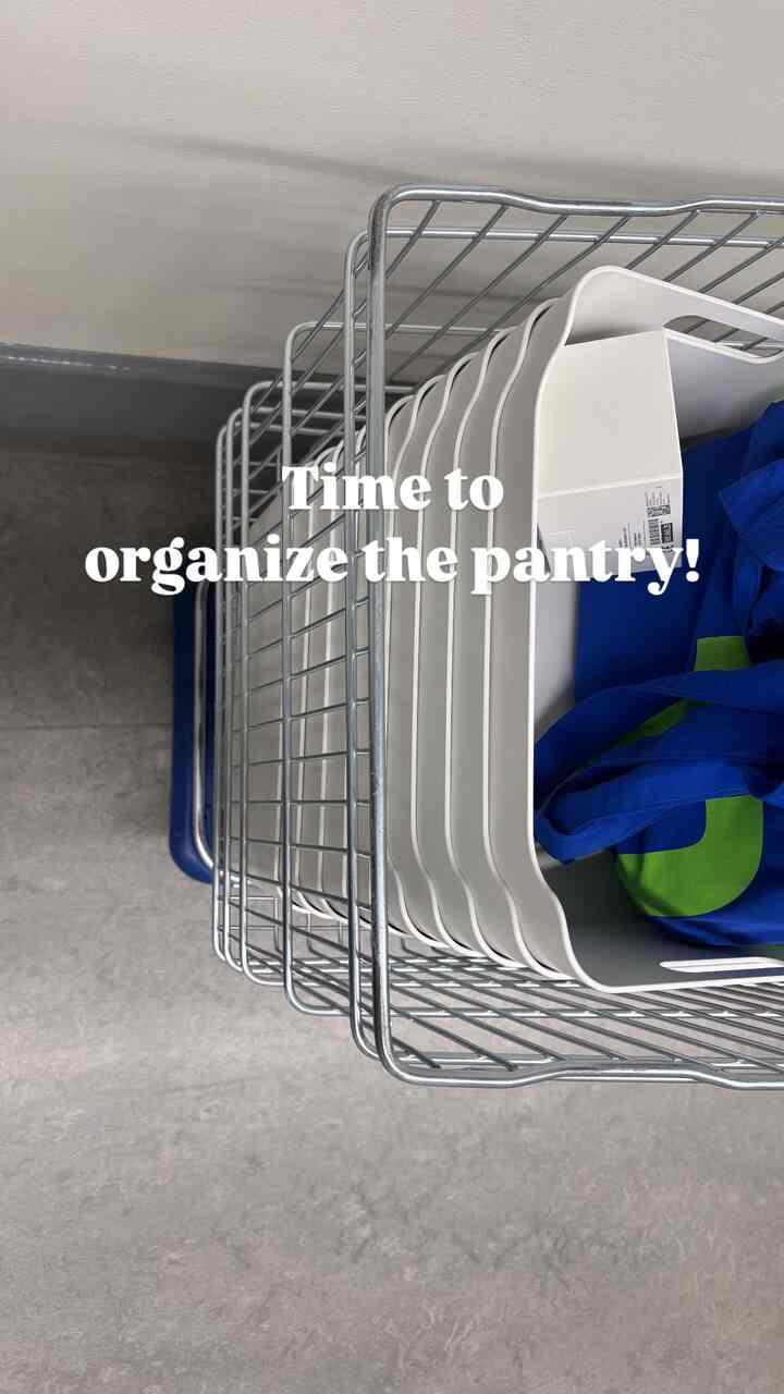 Messy pantry… time for a makeover!
It’s the big organizing day!

#pantry #storagespace #storagebox #pantrystorage #organize #organizingtips #organizedstorage #organizingpan #ikea