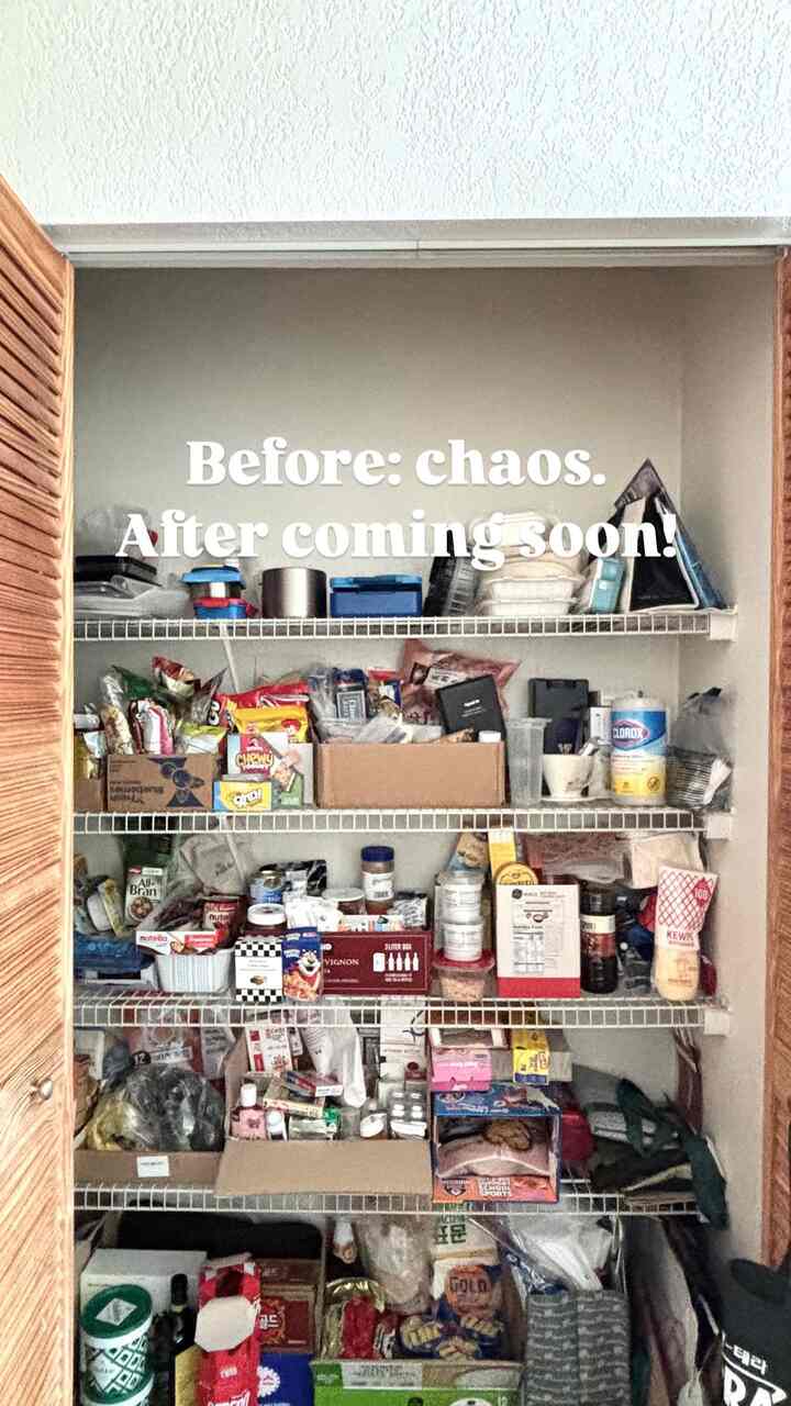 Time for a makeover!
Before : chaos.
After coming soon!

#pantry #storagespace #storagebox #pantrystorage #organize #organizingtips #organizedstorage #organizingpan #ikea