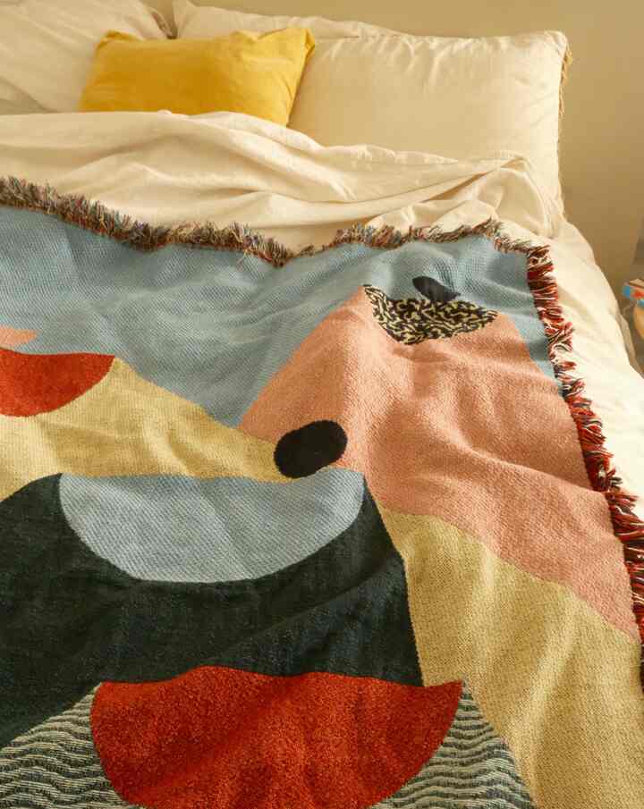 Renter Friendly Hacks: 
Make it cozy without making holes.
I used “Classy Clamps” to hang this blanket above the bed—no drills, no damage, just an easy upgrade. It adds a warm, graphic touch to the space and can be taken down anytime. Perfect for commitment-phobes and lease agreements.

#blanket #tapestry #bedroominterior #bedroomdecor 
