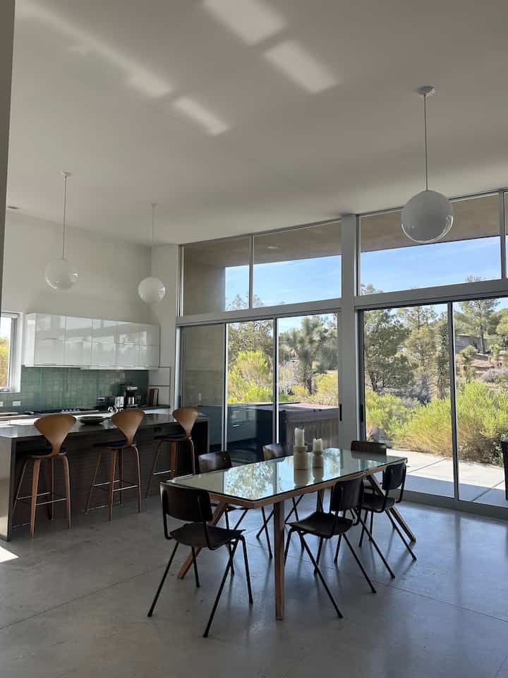 Weekend getaway at this mid-century modern house out in Joshua Tree. Loving the clean lines, open space, and all the natural light. The indoor outdoor living was 🤌🏼 Literally a dream home.

#MidCenturyModern #JoshuaTreeStyle #InteriorGoals #DesertLiving #ModernVibes #HomeInspo #DesignDreams #ChillSpaces #ArchitecturalVibes #WeekendEscape