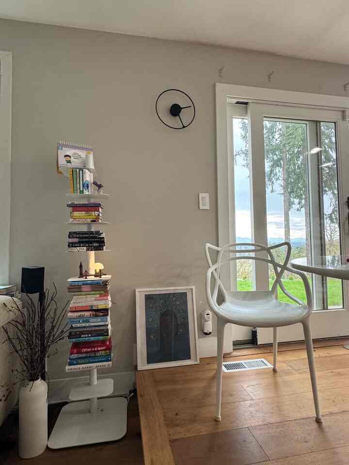 What a sunny day!!

#livingroom #bookshelf #white #wallclock