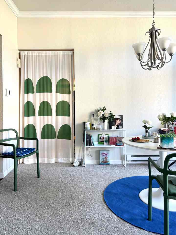 A touch of fabric can completely transform the vibe of a rental house. Soft textures, cozy tones — it’s all in the details.


#dropdropdrop #pattern #fabriccurtains #fabric #colorofhouse #colorinterior 