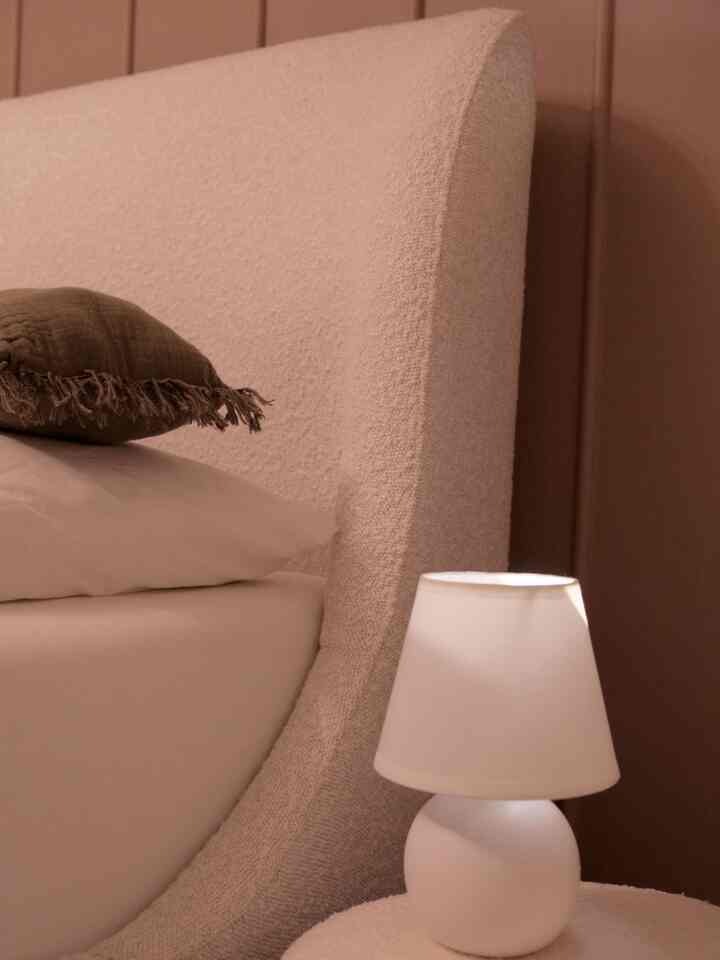 Tidak ada stopkontak? Tidak masalah. Cukup ambil lampu meja yang Anda suka, potong kabelnya, dan masukkan lampu hoki nirkabel yang dapat diisi ulang—lampu yang langsung menyala dan mudah disewa.

#rentalfriendly #diylighting #wirelesslight #pucklight #interiorhack #aestheticlighting #smallspaceideas #lampmakeover #easyhomedecor #rentalliving