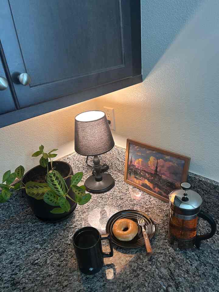 A cozy little snack spot in our #kitchen 🧑🏻‍🍳

In the  kitchen, I like to keep just a small #lamp on and enjoy a quiet #snack in my little #corner. These moments make me so happy.😘 #snackbar #blackinterior
