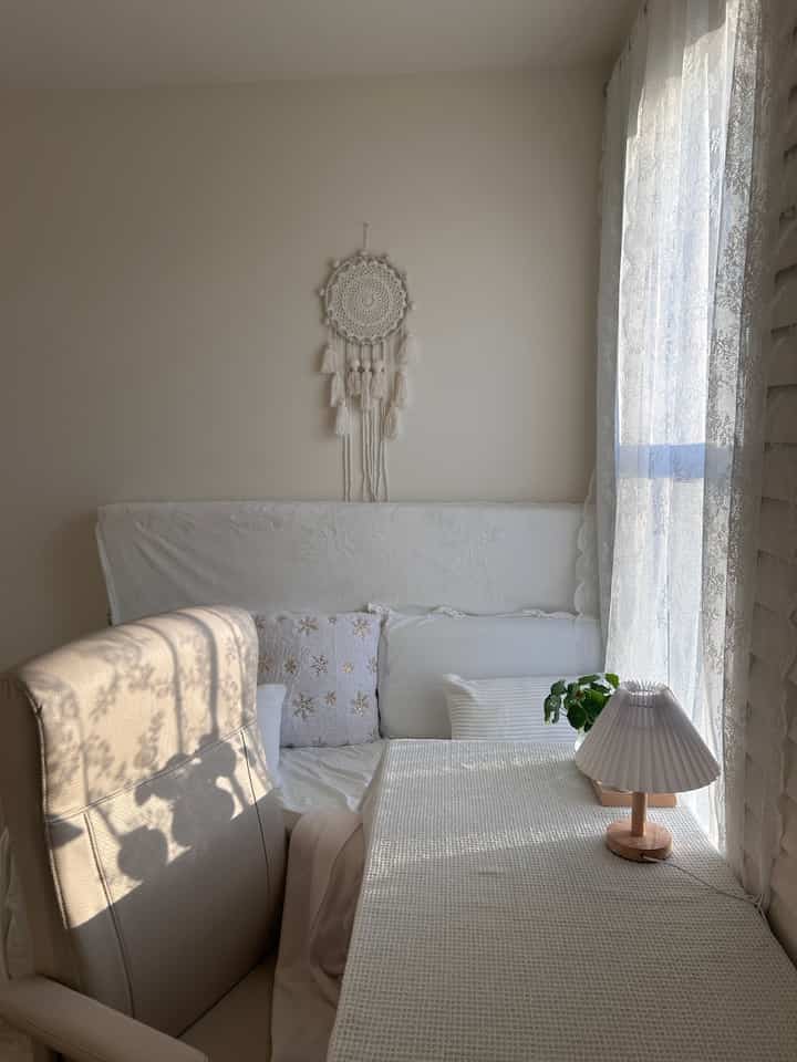 #レースカーテン 越しに昇る朝日を眺めるのが大好きです。#ダイソー で見つけた韓国の#月見草 を#花瓶 の横に置いてみたら、すごく素敵に見えます。静かな朝のひとときって、なんだか心が安らぎます🌞
#寝室インテリア