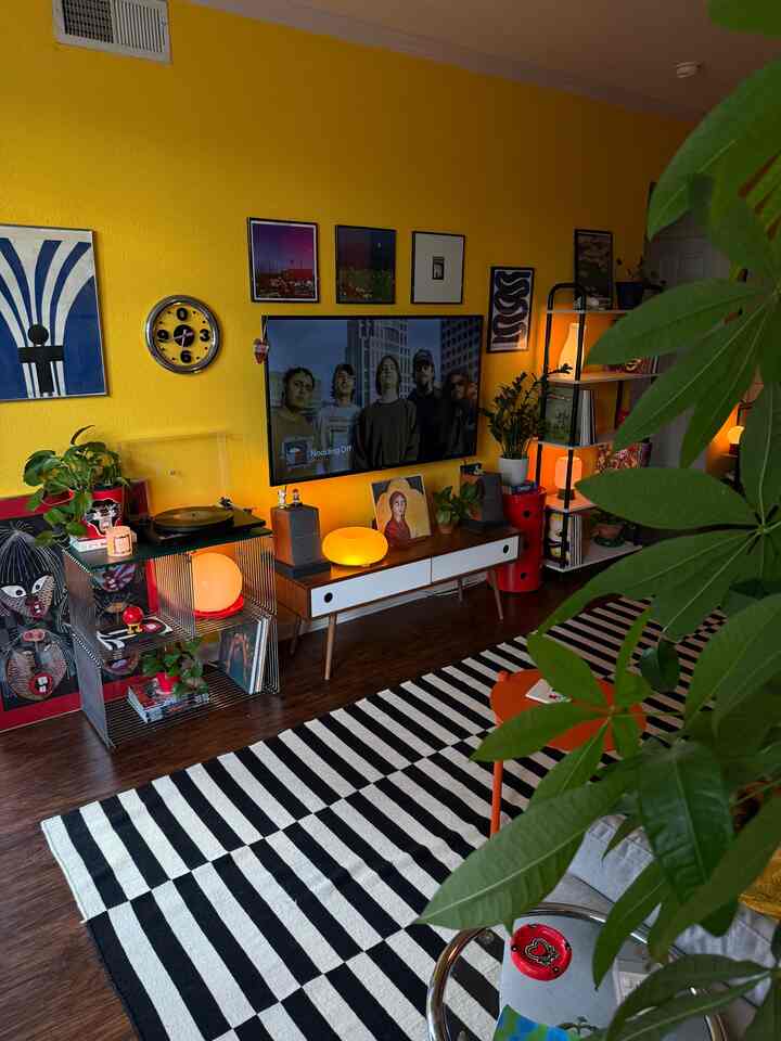 Welcome to my home 🏡
#midcenturymodern #apartmentinspo #livingroom #colorfulhome 