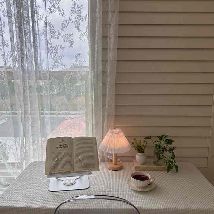 Tea in hand, a book open—this #guestroom, my secret #library, is where #solitude feels like joy🥰
#teatime #moonjar #lacecurtain #readingspace 
