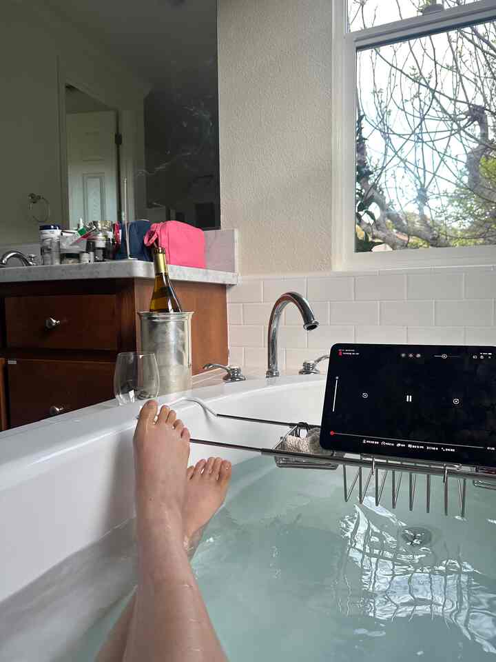 Refreahing bathroom with the incense stick and a nice chilled bottle of chardonnay 🫧✨ 

#bathroominterior #bathroomtile #bathtubinterior #bathroomdesign 