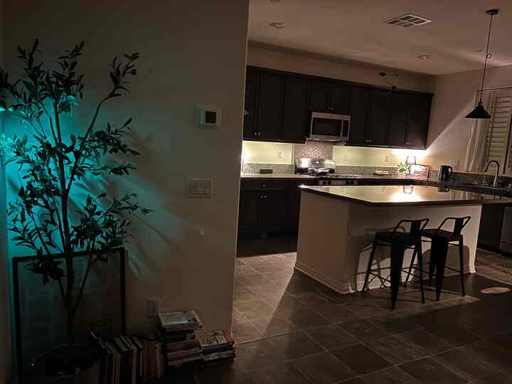 Tidying up the space I spent the most time in today…
Thank you, my beloved #kitchen — you did well🖤 
#kitcheninterior #blackinterior #barchair 