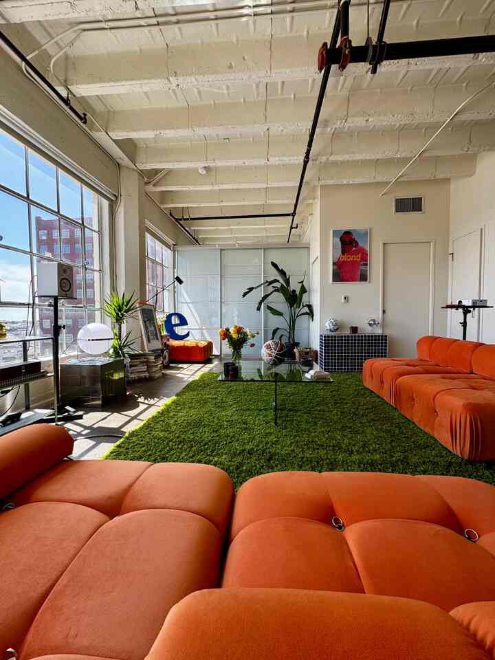 少年と彼のアパート。
ムードのある照明、居心地の良いコーナー、そして私らしい家具。

#BoyApartment #DTLALoft #MoodyVibes #ChillSpace #ModernLoft #AestheticLiving