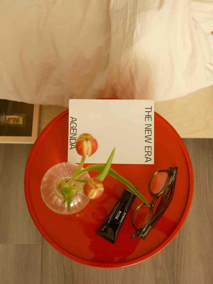 kartell storage unit as bedside table ❤️

#red #colorinterior #bedroominterior 