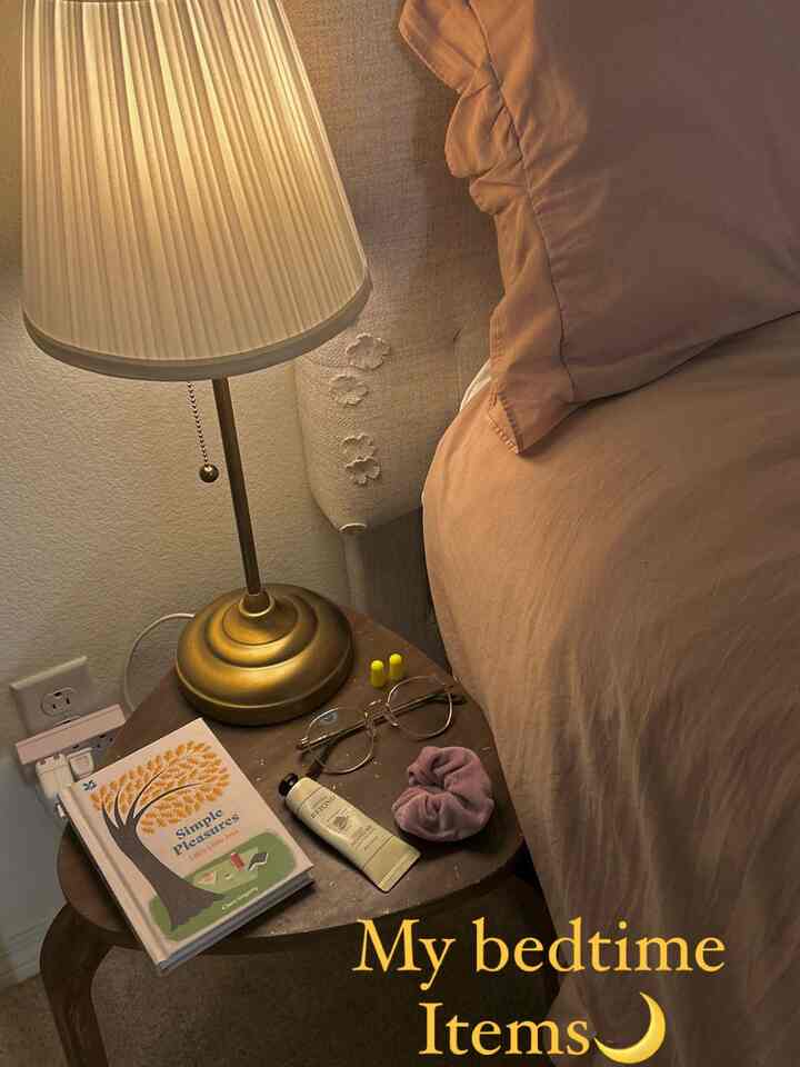 What are your bedtime items?
As for me, I usually lie down and put on some hand cream, then read an easy book until I feel sleepy.
When drowsiness kicks in, I pop in my earplugs and drift off to sleep.
I’m using a little #IKEA chair as a #bedsidetable — it’s small, but I love how perfectly it holds just what I need.
Good night, everyone!✨
#bedroominterior #bedroom #bedding 
