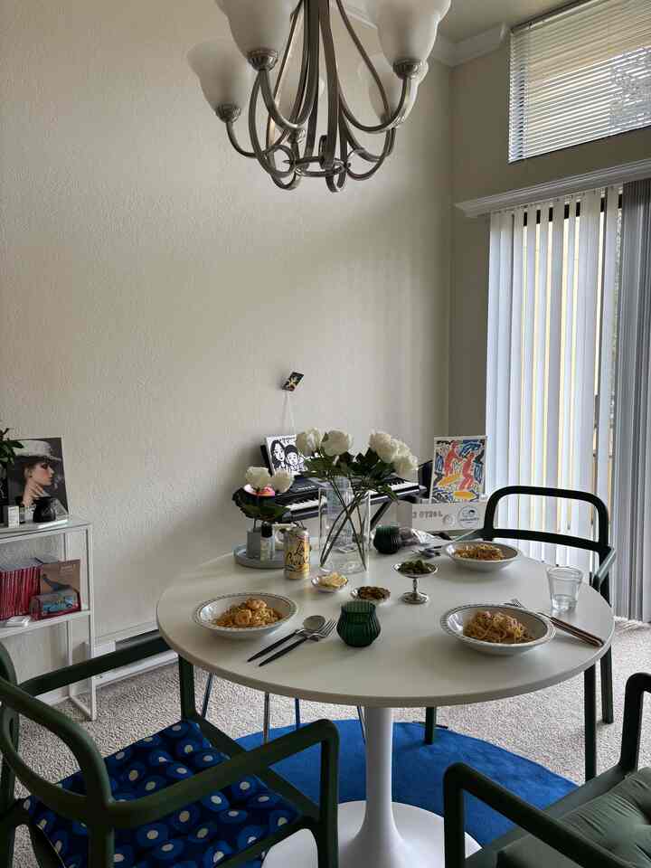 Feeling special with this lovely Mother’s Day treat.


#lunchtable #tablesetting #roundrug #roundtable #diningroom