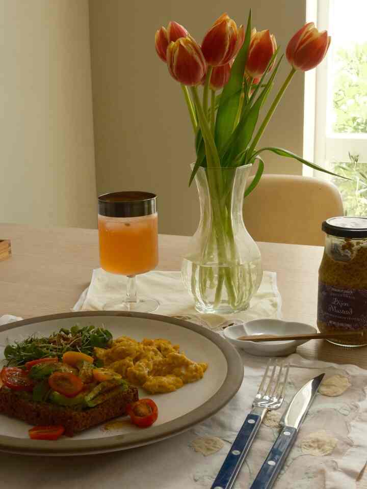 roti panggang alpukat untuk makan siang 🥑🥑
Saya menata meja dengan beberapa taplak meja vintage yang saya dapatkan dari perjalanan ke New York! 

#tablesetting #tablecloth #diningroom