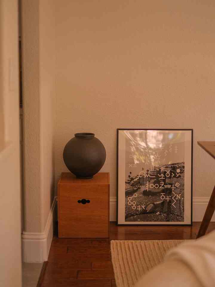 What I love about moon jars is that they look just as beautiful as on its own as it does with some flowers or branches in them 🌑

#moonjar #diningroom #dinigroominterior #cozydiningroom #woodendiningtable