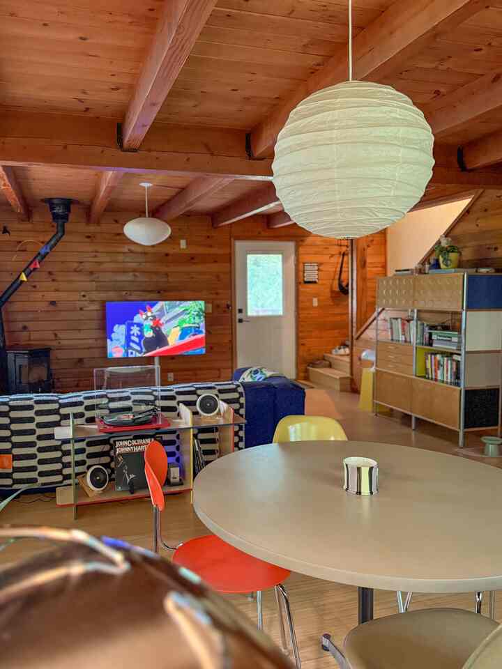 Color pops and quiet corners

#colorofhouse #colorinterior #cabinhome