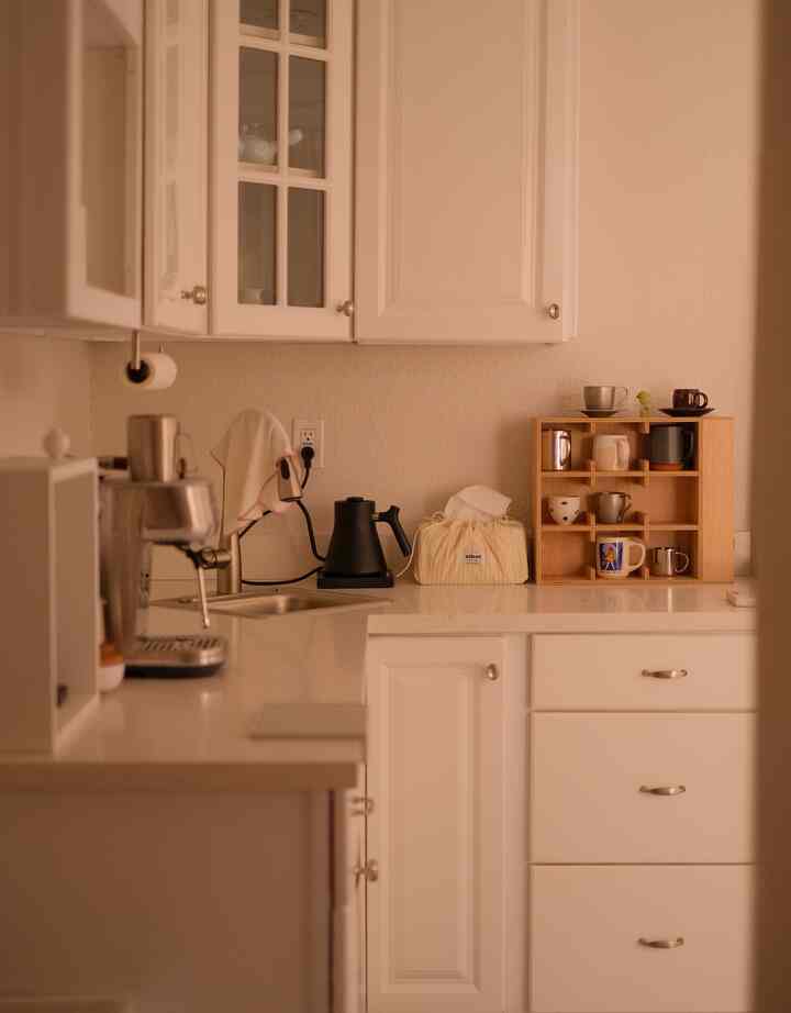 So sad I couldn’t make latte this morning becasue I ran out of milk 😭 Instead I resorted to grabbing my camera and took some photos 📸🥲

#homecafe #secondkitchen #coffeebar #Espressomachine #brevillebambinoplus #breville #coffeemachine 