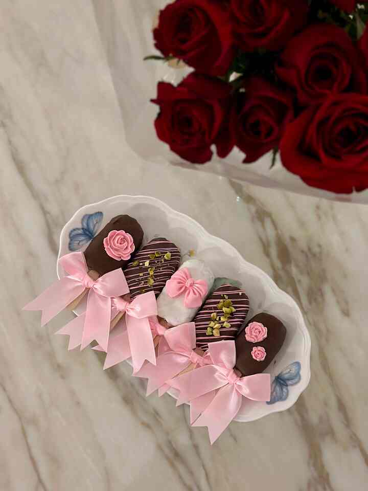 Have you ever tried Dubai Chocolate? I'm absolutely obsessed! 🍫🩷 I recently made a whole batch of pistachio and kadayif chocolate, all hand-made with love! They turned out absolutely delicious and look so cute with the adorable little bows and chocolate molds I found on Amazon. 🎀 It's so exciting to create these sweet treats! #HomemadeChocolate #DubaiChocolate #SweetDetails
#kitchen #diningroom #diningtable #plate #dish #plating #platingshot #dessertplate #lighting #lightinginterior #mood #dessert  #diningspace #decoratingtips  #decoratemyroom #decoration #diningtableinterior  #midcentury #midcenturymodern