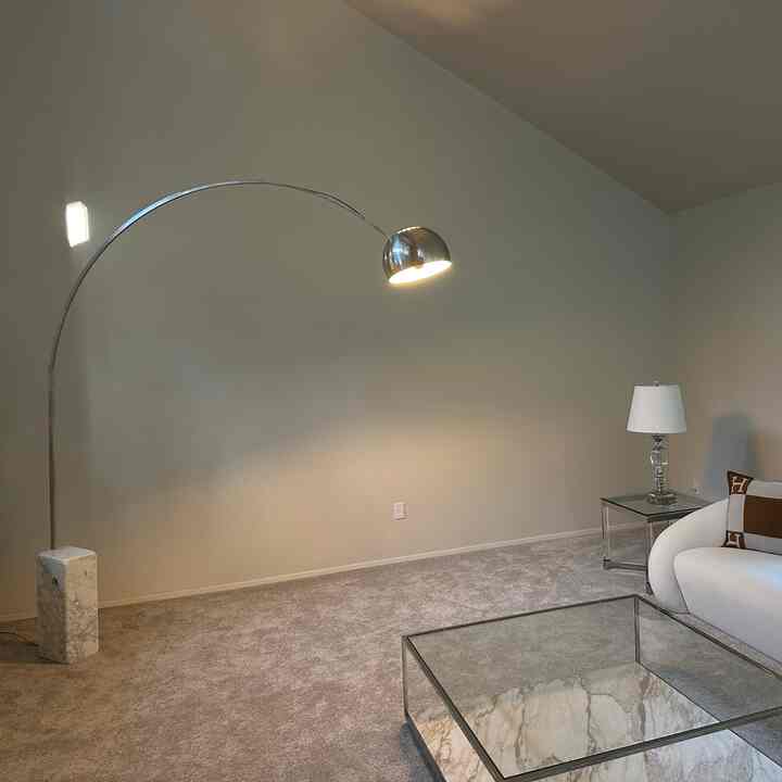 Sungguh luar biasa bagaimana lampu Arco yang tinggi dapat mengubah suasana ruangan secara dramatis. Desainnya yang elegan dan pencahayaan yang serbaguna menciptakan interaksi cahaya dan bayangan yang menakjubkan, mengubah lingkungan sekitar dengan cara yang paling menawan. 🌟 

#livingroominterior #livingroom
#livingroomdecoration #planterrier #plant #plantinterior #lamp #lighting #lightinginterior #mood #rug #loungechair #decoratingtips #decoratemyroom #decoration #partyroom #midcentury #midcenturymodern