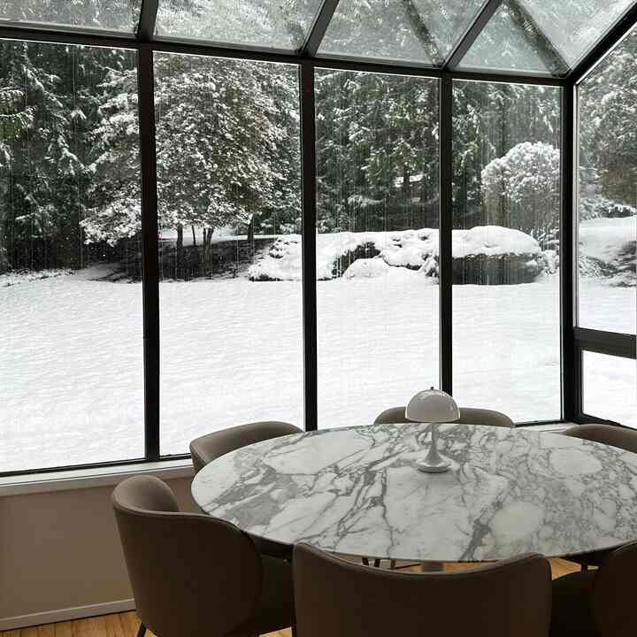 Natural-toned 6-tatami dining room with white marble table and beige dining chairs, featuring a clean aesthetic