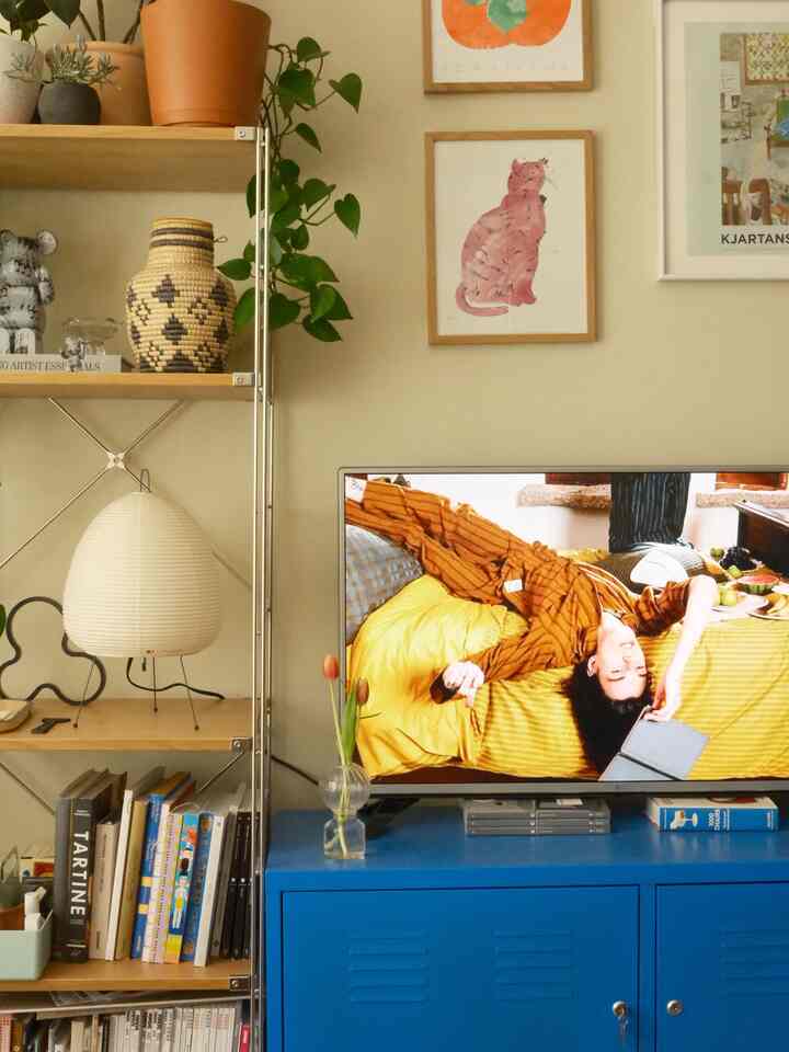 lazy weekend morning 😴

#warmtoneinterior #springinterrior #livingroominterior #shelfinterior 