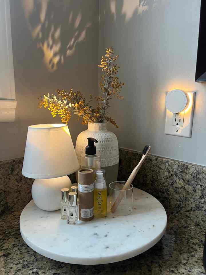 Turned my everyday bathroom chaos into soft luxury vibes—hid the clutter with a pedestal lazy Susan, color-matched the daily essentials, and finished it off with a cozy glow-up lamp✨🛁


#BathroomGlowUp #SoftLuxury #BathroomAesthetic #MinimalVibes #HomeStyling #SmallSpaceGoals #CozyHome #LazySusanHack #OrganizedLiving #MoodLighting