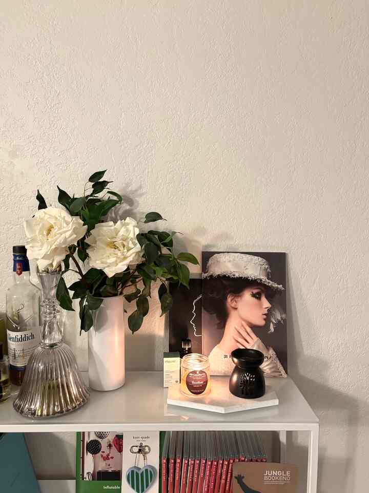 After dinner, it’s time to wrap the day in a gentle scent.

#676candles #candle #scentedcandle #Scent 
#flowerinterior 