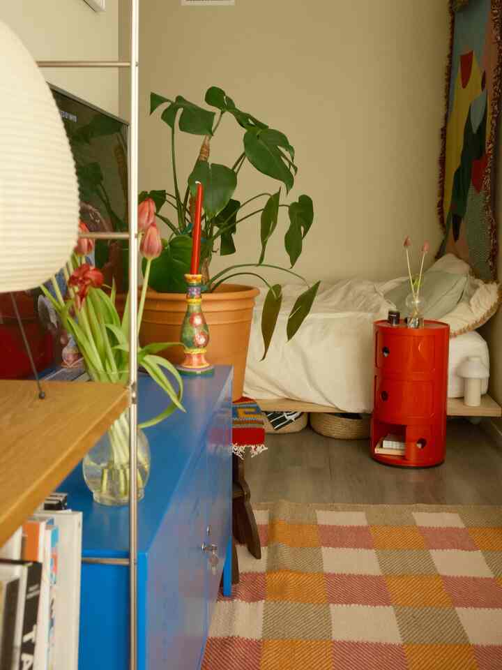 peaceful sunday vibes✨🫧

Sad to say goodbye to my tulip—it only lasted a week. But maybe that just means summer’s on its way?

#livingroominterior #colorinterior #red #orange #blue