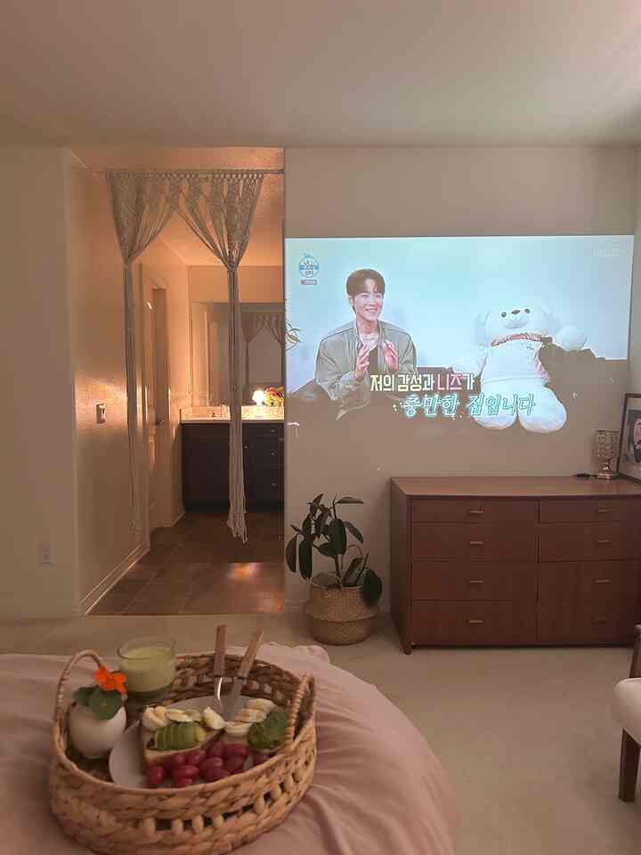 My favorite — avocado and egg open sandwich! 🥙🥪
It tastes even better with cherry tomatoes.
A happy weekend, enjoying my favorite show with my favorite sandwich.🍽️😍
#bedroominterior #projector #lamp #rattantray
