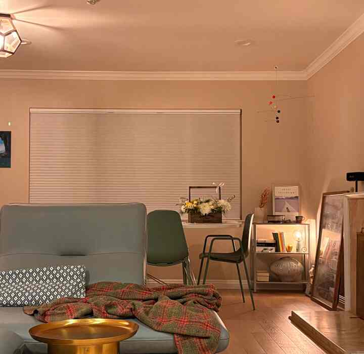 A few days ago, I received a very touching flower basket from a friend.The heartfelt gift warmed up my space and made it more stunning than any interior decoration ever could.✨ 

#cozy #flowerinterior #flowerterrier #warmhouse #sofainterior #HappyHouse 