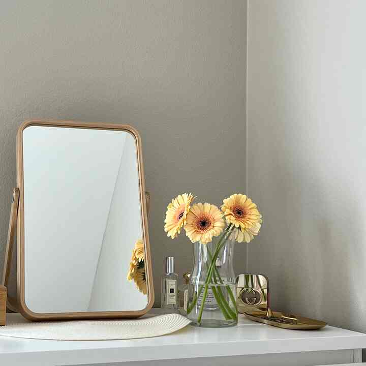 Flower and tea, my two favorite healing moment every time 🌻🍵 #ashhouse #cozyroom #flowerinterior #whiteinterior