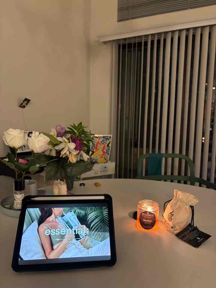 After dinner, it’s time to wrap the day in a gentle scent.

#676candles #candle #scentedcandle #Scent 
#flowerinterior 