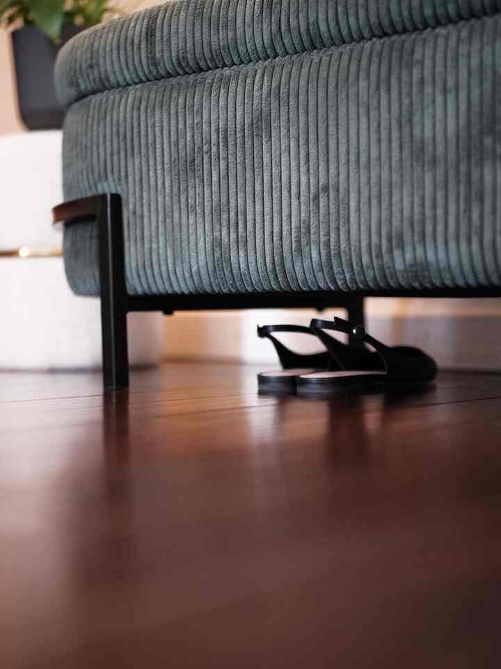 Bangku hijau yang cantik ini bukan hanya untuk duduk — bangku ini juga menyembunyikan sepatu Anda dengan penuh gaya. Suasana lorong? Pencahayaan sensor gerak membuatnya terasa seperti momen kecil yang cerdas. Bonus: ada ruang ekstra di bawahnya untuk sandal rumah atau sepatu datar

#DekorasiPintuMasuk #StorageBench #interiorplants #storagespace #Cozycorner #homedecor #entrance #entrancehall #entryway #entranceinterior #greeninterior #OhouseChallenge #Neutral #moderninterior #entrancedeign #entrancewall
#lorongnyaman #moodlight #tinyentrance #Apartmentfrontdoor #hallwayinterior #smallhallway #smallhouse
#KupasDanTempelSihir #NoDrillLights #BatteryWallSconce #MoodMaker #Cozy