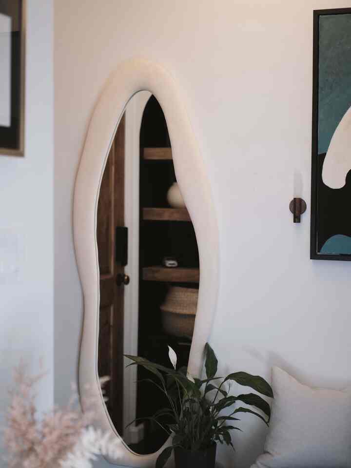 新月、新しいコーナー✨ 出かける前にさっと服装チェックができるように、柔らかくて立体的な鏡を設置しました！
ヒント：スタイリッシュな鏡は、空間を広く感じさせるだけでなく、とても実用的です。

#鏡 #mirrorinterior #EntrywayDecor #interiorplants #Cozycorner #homedecor #entrance #entrancehall #entryway #entranceinterior #greeninterior #OhouseChallenge #Neutral #moderninterior #entrancedeign #entrancewall
#居心地の良い玄関ホール #moodlight #tinyentrance #Apartmentfrontdoor #hallwayinterior #smallhallway #smallhouse
#ピールアンドスティックマジック #NoDrillLights #BatteryWallSconce #MoodMaker #Cozy #midcentury