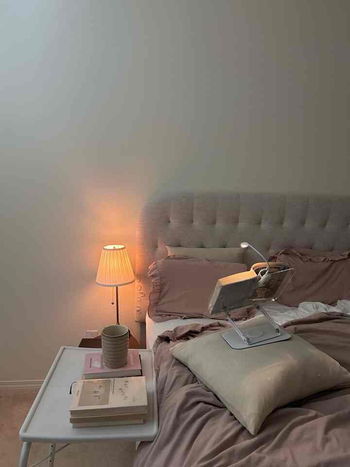 My #bedroom sometimes turns into my little library. Reading in bed is truly the coziest and most comforting way to enjoy a book.😍
#bedroominterior #bedroomlamp