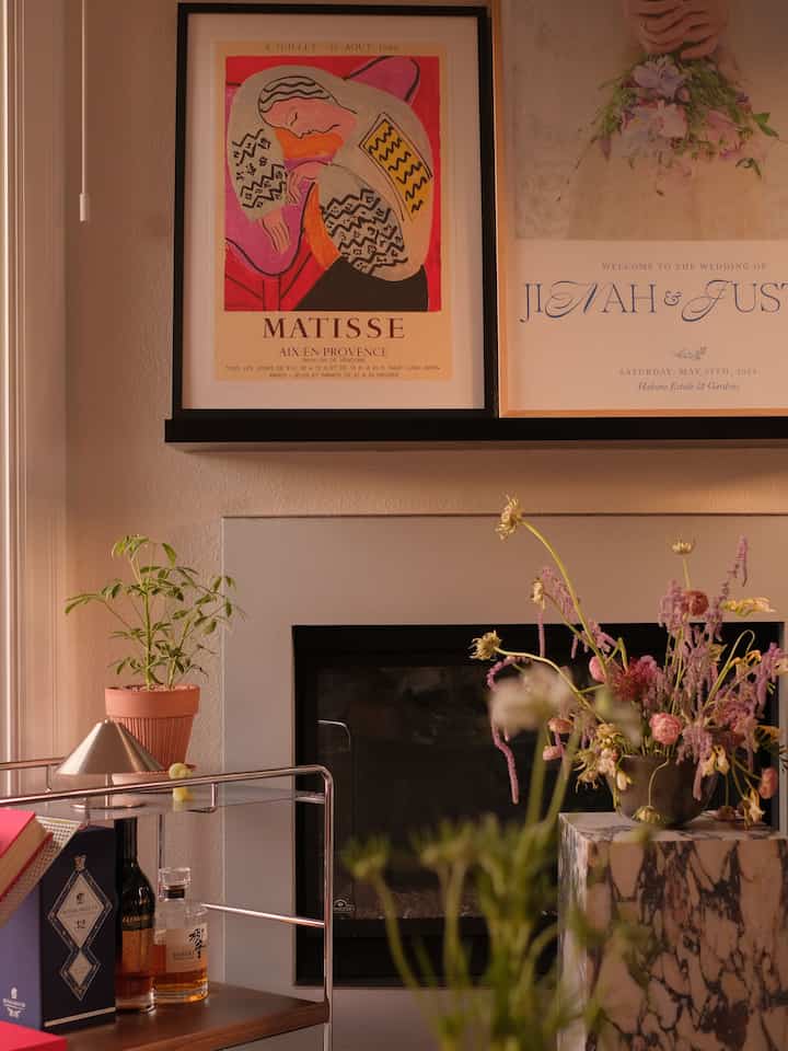 Part of the beauty in flower arrangement is watching th evolve, from a bud to full bloom 🌼

#livingroominterior #livingroom #livingroomdeco #moderneclectic #flowerarrangement #flowerinterior 