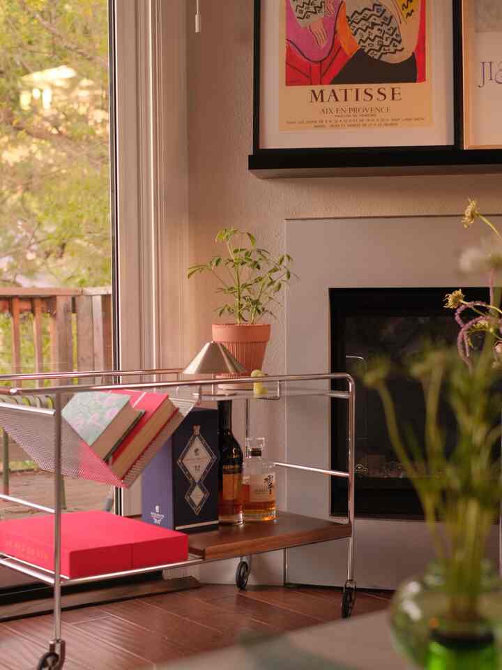 Plants bring so much vibrant energy into a space 💚

#livingroom #livingroominterior #plantinterior #moderneclectic