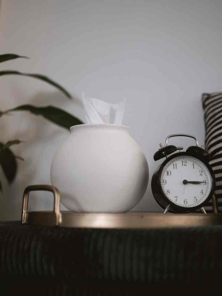 Who knew a tissue box could look this cute? Just popped it in a round vase and boom—entryway upgrade!

#EntrywayHack #HomeDecorIdeas #SmallSpaceStyle #TissueBoxGlowUp #CozyCorners #DecorTips #VaseHack #InteriorStyling #HomeVibesOnly #OhouseUSA #ikea