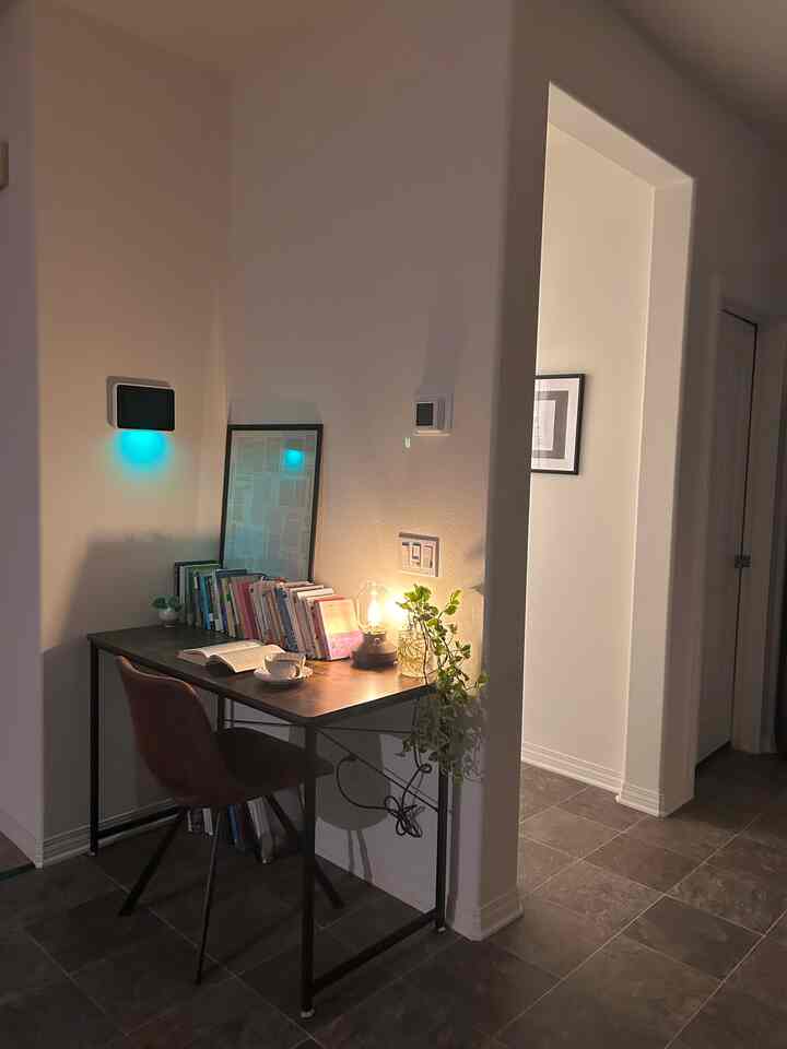 Saya berpikir untuk memasang #bookshelf baru untuk dinding di seberang pintu masuk, tetapi sebaliknya, saya memutuskan untuk menggunakan meja yang sudah saya miliki di rumah dan mengisinya dengan buku. Saya tidak hanya menghemat uang, tetapi saya juga menciptakan #cozycorner lain tempat saya dapat membaca dan menulis—dan itu membuat saya sangat senang.🤎
#deskterrier #entranceinterior #readingspace #livingroominterior #cornerphotozone