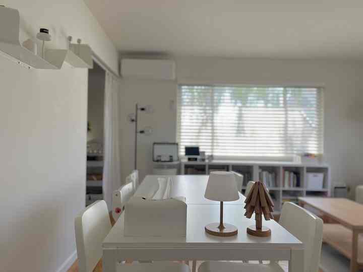 I’m hosting a dinner for my best friend’s family tomorrow, and I’m hoping to keep the house this clean—but I already know that’s impossible once my little one wakes up from her nap and my oldest gets home from school, haha

#livingroominterior
#budgetfriendlydecor
#whiteinterior