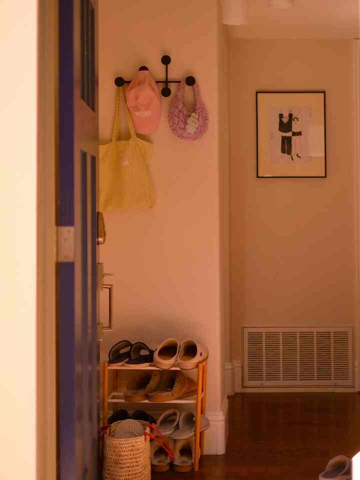 Welcome to my house! Come
On in 🤗🏡

#entry #smallentrydeco #shoerack #coathanger #artwall