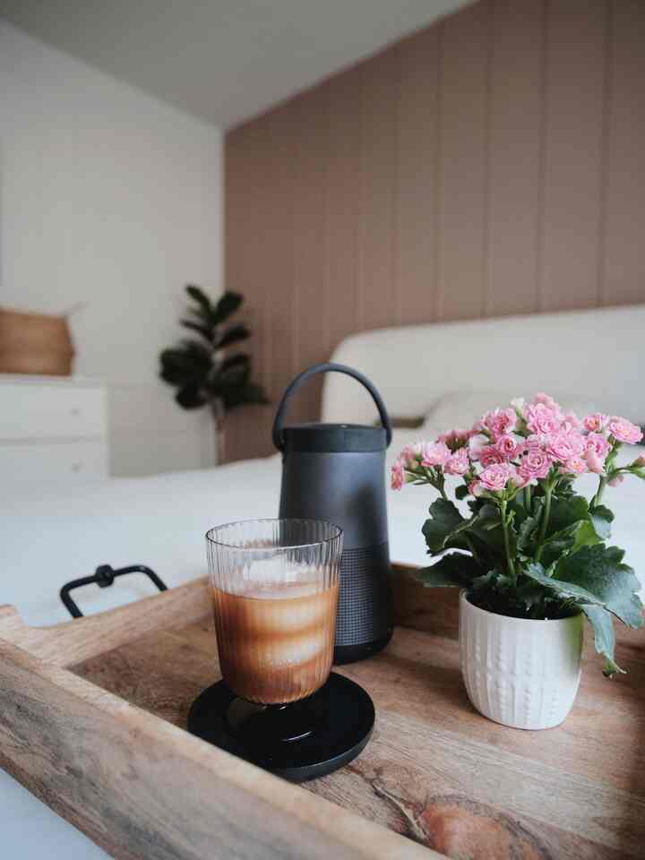 ベッドルームで過ごす穏やかな金曜日の午後。アイスコーヒーを飲みながら、素敵な音楽を聴き、部屋を片付ける。こんなちょっとしたひとときが、家をより居心地の良い空間にしてくれます。

#BedroomVibes #FridayFeels #CozyHome #IcedCoffeeTime #CleaningMood #HomeAesthetic #InteriorInspo #ChillFriday #SimpleJoy #LifestyleContent