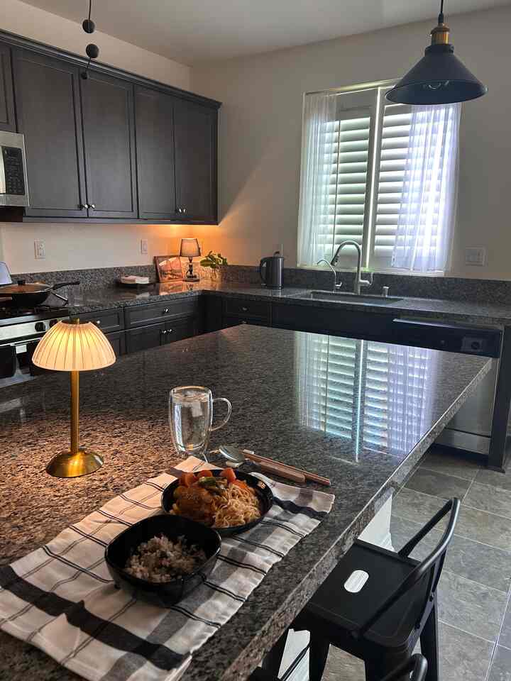 Today’s #lunch was spicy braised chicken!🍗🔥
I lit a #lamp and set the table nicely —
it almost felt like #dining at a #cozy little restaurant, right here at home.
#Simple things like this bring me so much joy! 
#kitchen #blackkitchen #blackinterior #food
