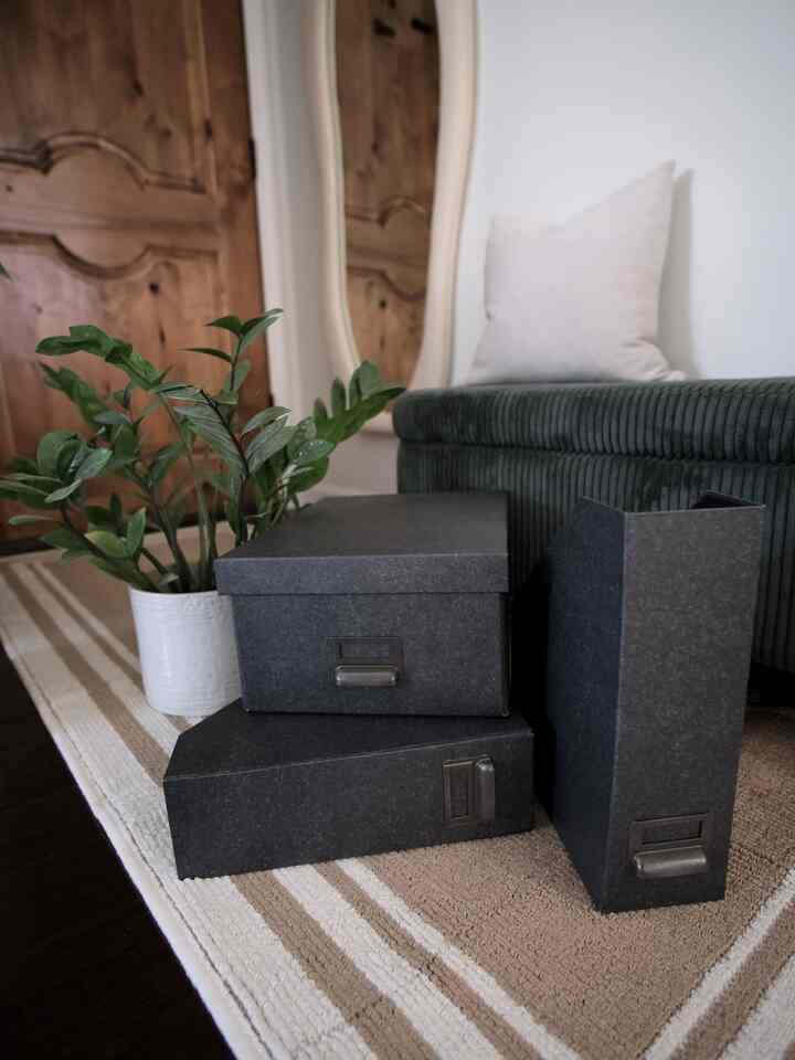 Bosan dengan barang-barang yang berantakan? Kotak penyimpanan dan arsip majalah IKEA ini sangat cocok untuk menata barang-barang Anda dengan rapi. #IKEAStorage #HomeOrganization #DeclutterYourHome #StorageSolutions #MagazineFile #StorageBox #TJOJ #IKEAHacks #OrganizedHome #ClutterFree #ikea #entranceinterior #entrance #entrancehall #entrancedesign #entrancehallwayinterior