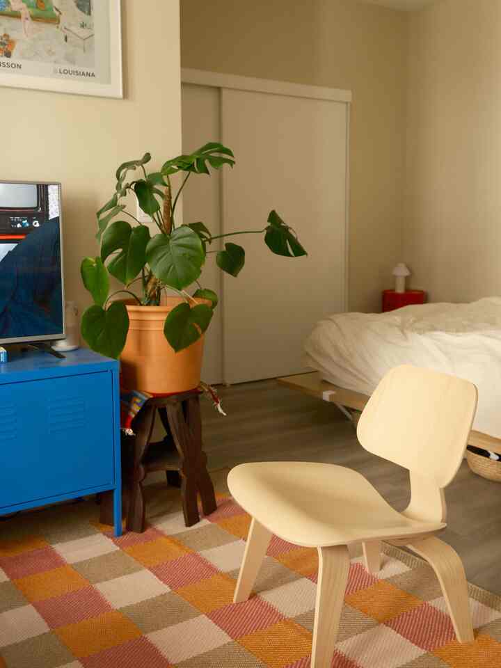 日曜のリセット - 出張の後、家を掃除したので、寝室に続くリビングの隅を見せることができました😌

#cleanhome #studio #smallhouseinterior #smallroom

